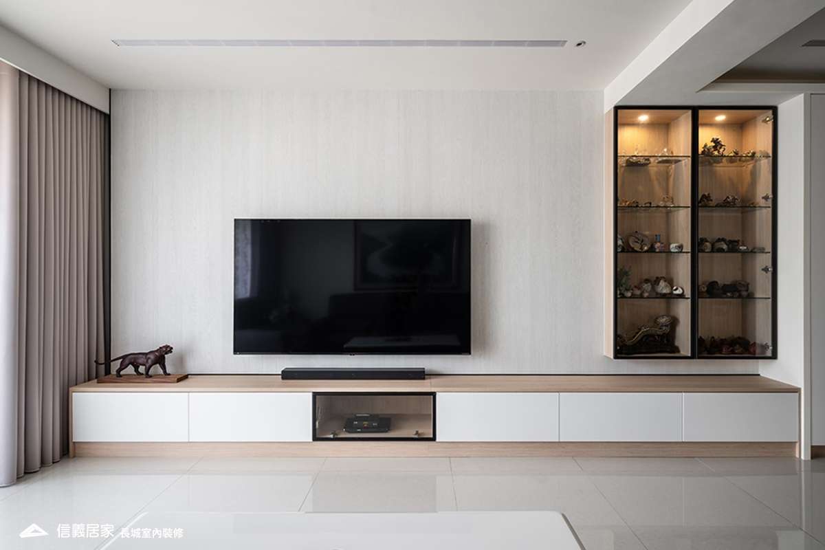 白色客廳室內裝潢設計，包括窗簾、電視櫃、矮櫃、展示櫃裝潢圖片