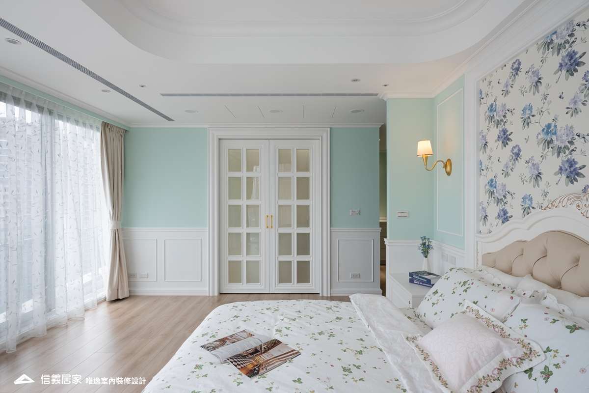 白色臥室室內裝潢設計，包括窗簾、床、壁紙裝潢圖片