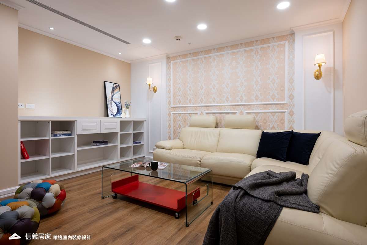 米色客廳室內裝潢設計，包括茶几、收納櫃、L型沙發、置物櫃裝潢圖片