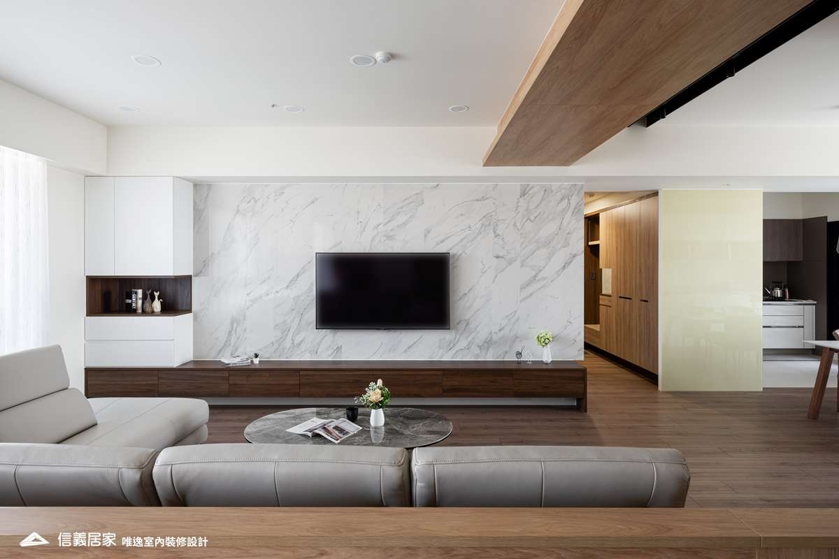 米色客廳室內裝潢設計，包括電視牆、L型沙發裝潢圖片