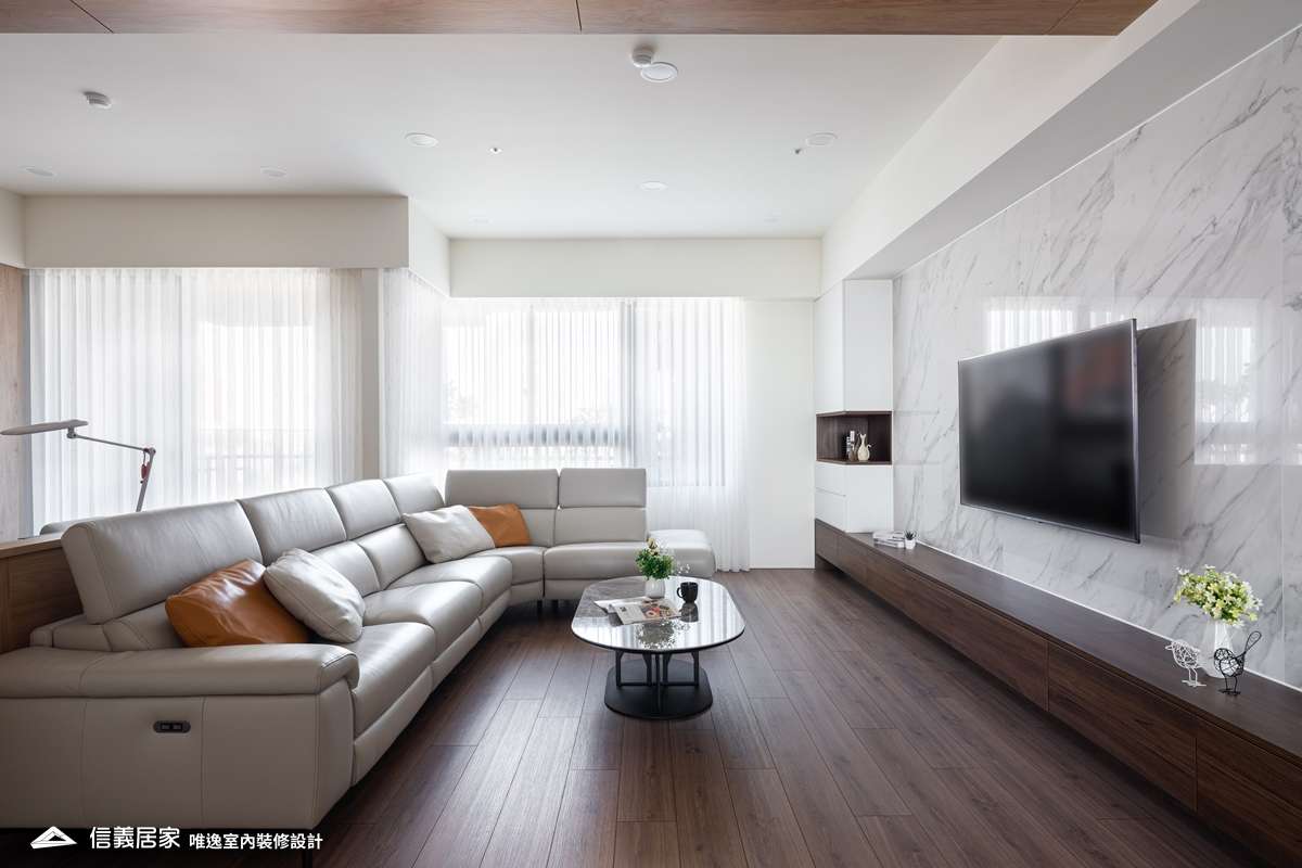 米色客廳室內裝潢設計，包括茶几、電視牆、L型沙發裝潢圖片