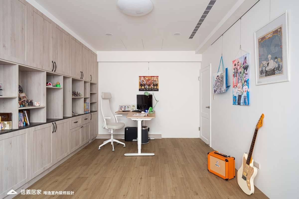 白色書房室內裝潢設計，包括書桌、置物櫃裝潢圖片