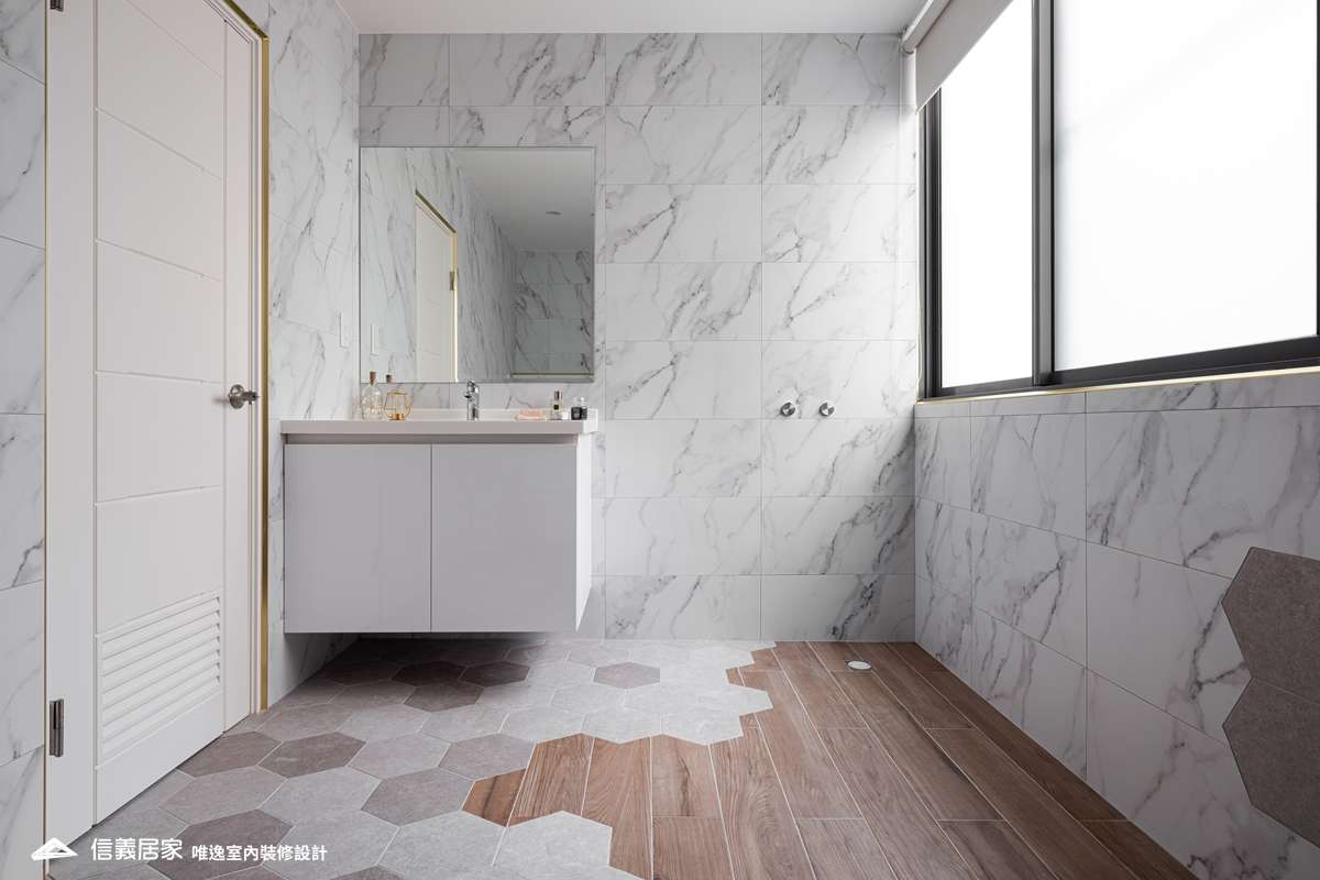 白色浴室室內裝潢設計，包括鏡子、洗手台、大理石牆/檯面裝潢圖片