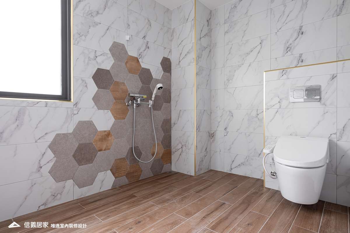 白色浴室室內裝潢設計，包括大理石牆/檯面、馬桶裝潢圖片