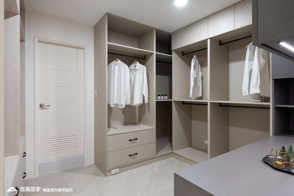 米色更衣室室內裝潢設計，包括置物櫃裝潢圖片