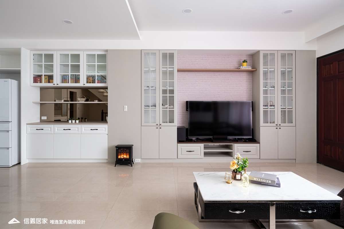 白色客廳室內裝潢設計，包括茶几、電視牆裝潢圖片