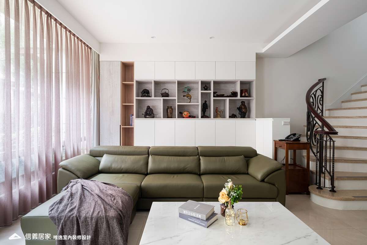 白色客廳室內裝潢設計，包括茶几、L型沙發、置物櫃裝潢圖片