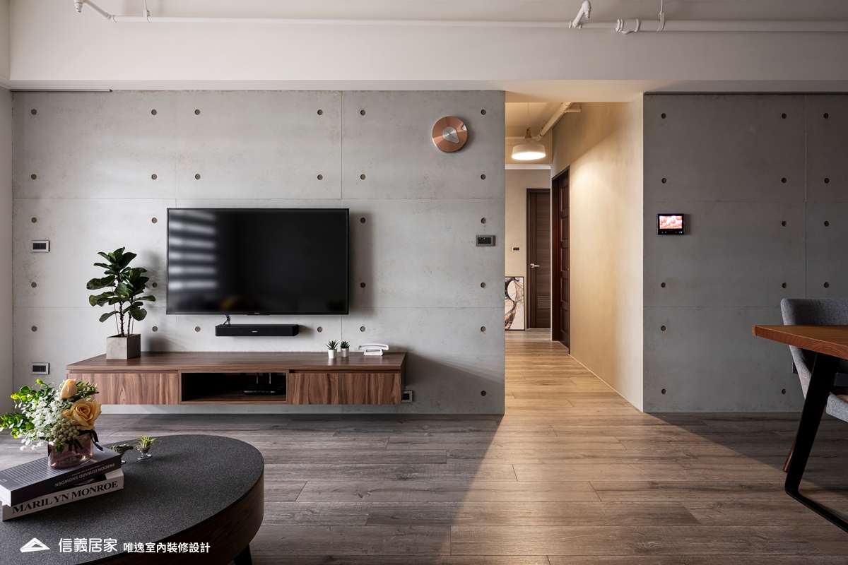 灰色客廳室內裝潢設計，包括茶几、電視牆裝潢圖片