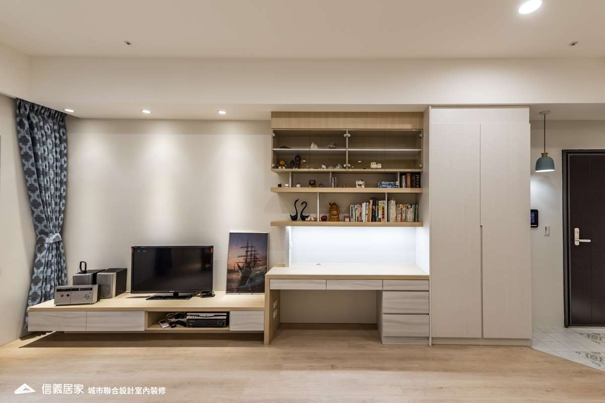 白色客廳室內裝潢設計，包括窗簾、收納櫃、吊燈、電視櫃、矮櫃、置物櫃裝潢圖片