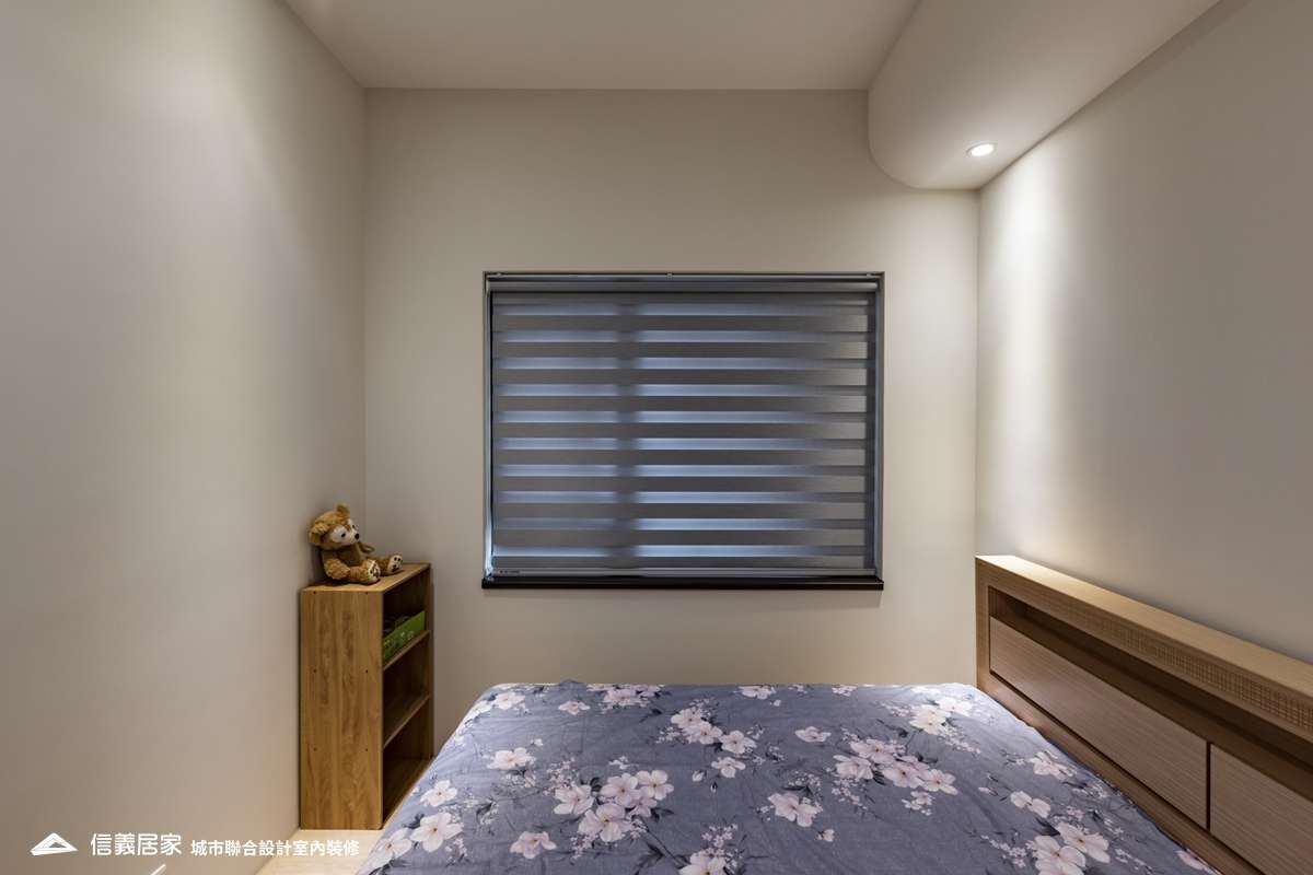 白色臥室室內裝潢設計，包括窗簾、床、矮櫃、置物櫃裝潢圖片
