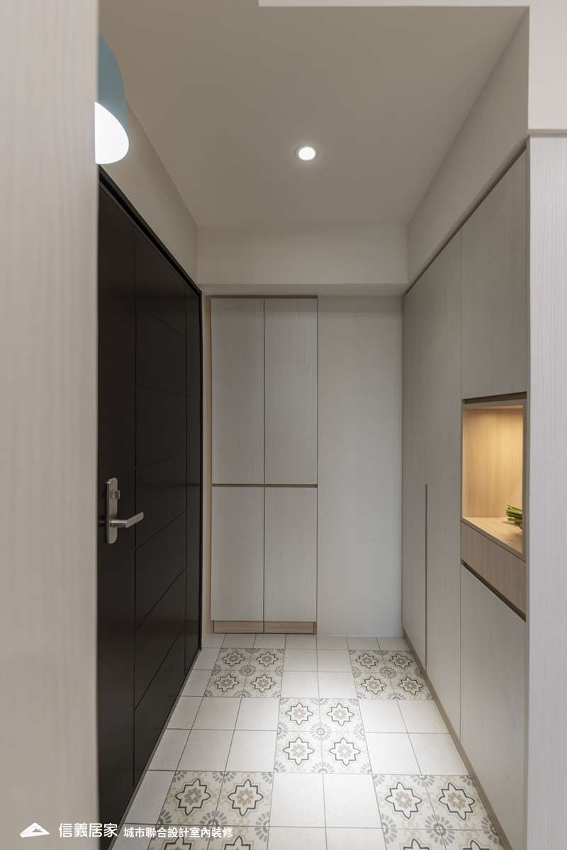 白色玄關室內裝潢設計，包括收納櫃、矮櫃、置物櫃裝潢圖片