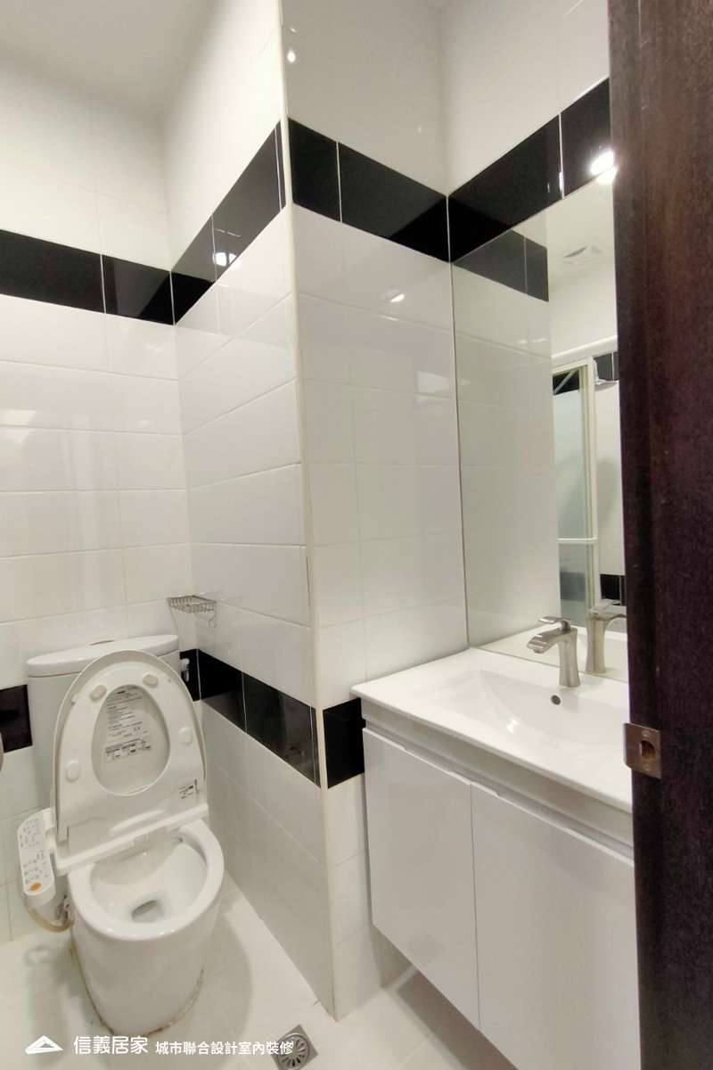 白色浴室室內裝潢設計，包括洗手台、馬桶裝潢圖片