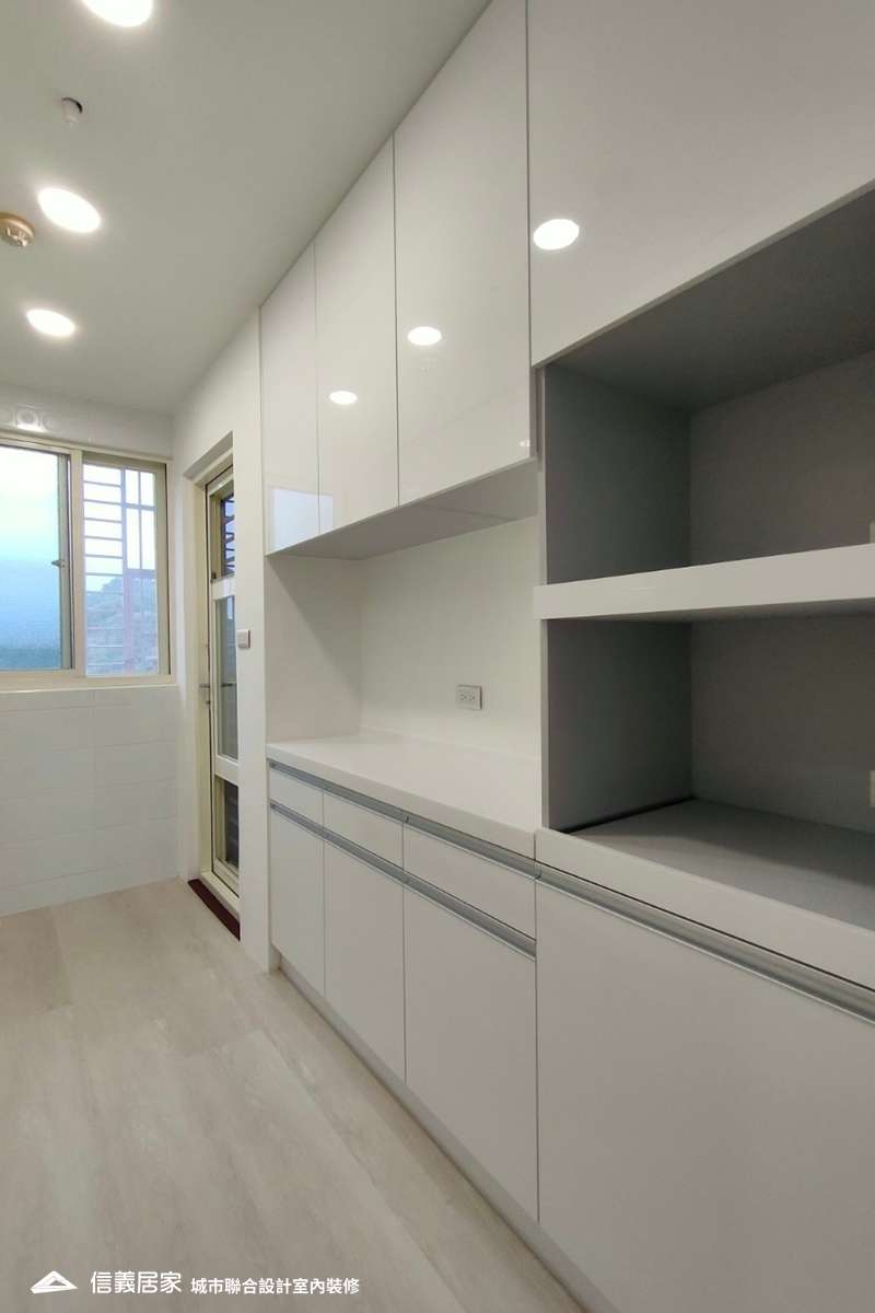 白色廚房室內裝潢設計，包括收納櫃、矮櫃、置物櫃裝潢圖片