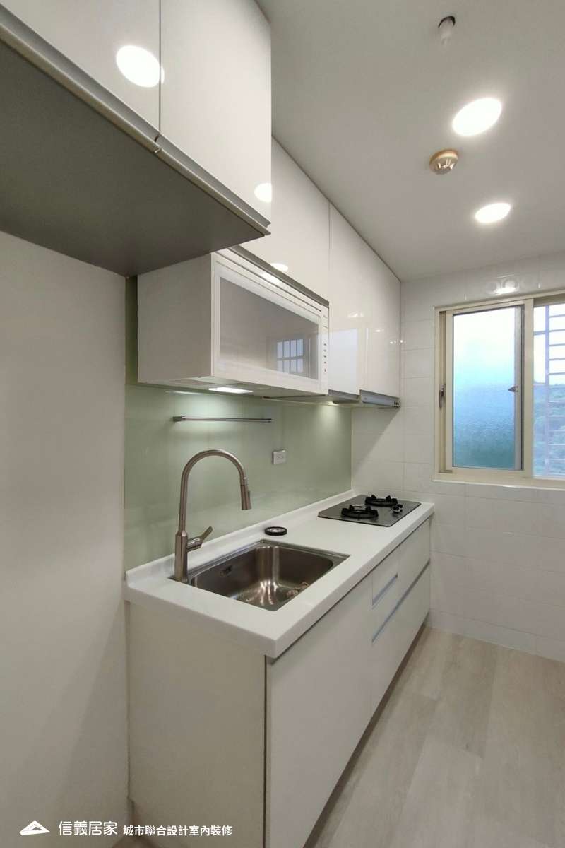 白色廚房室內裝潢設計，包括收納櫃、流理台、置物櫃裝潢圖片