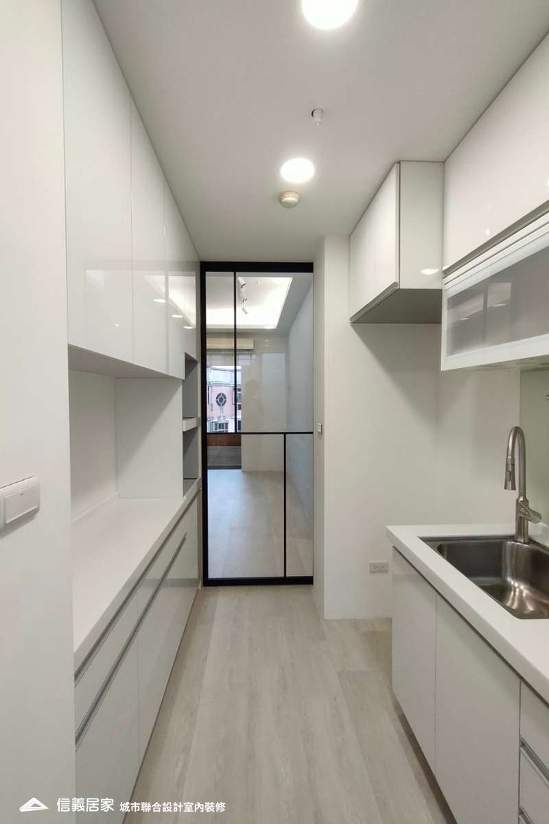 白色廚房室內裝潢設計，包括收納櫃、流理台、矮櫃、置物櫃裝潢圖片