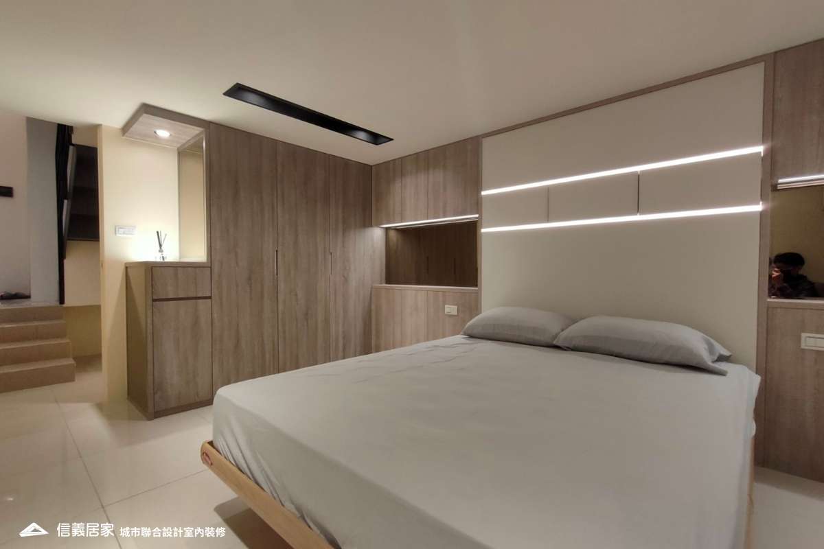 白色臥室室內裝潢設計，包括床、收納櫃、床頭主牆、置物櫃裝潢圖片