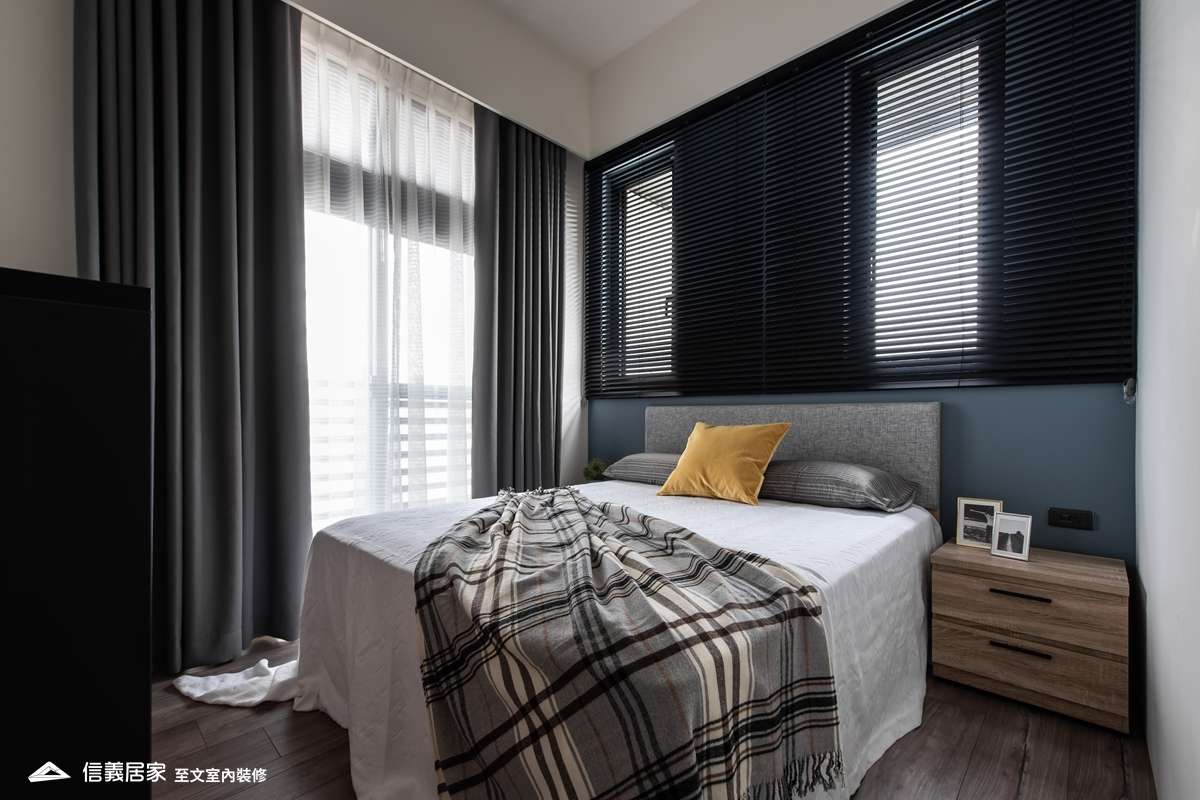 藍色臥室室內裝潢設計，包括窗簾、床、置物櫃裝潢圖片