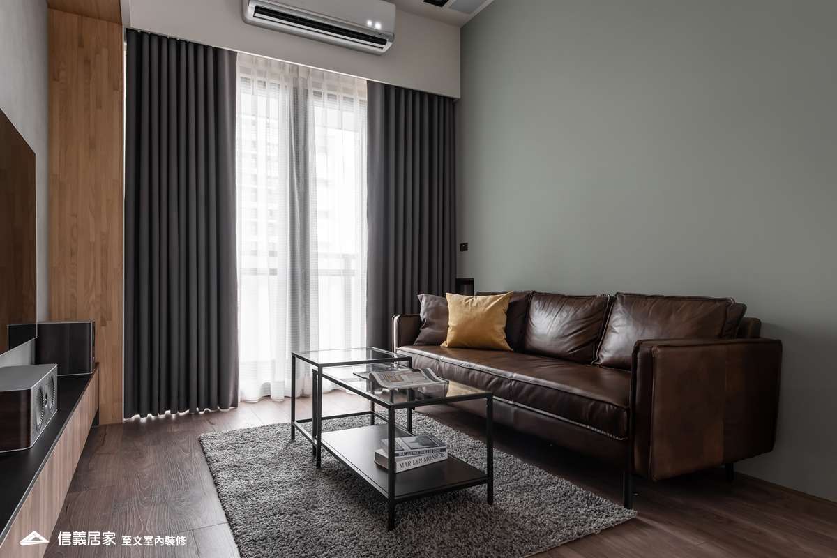 咖啡色客廳室內裝潢設計，包括窗簾、沙發、茶几、地毯裝潢圖片