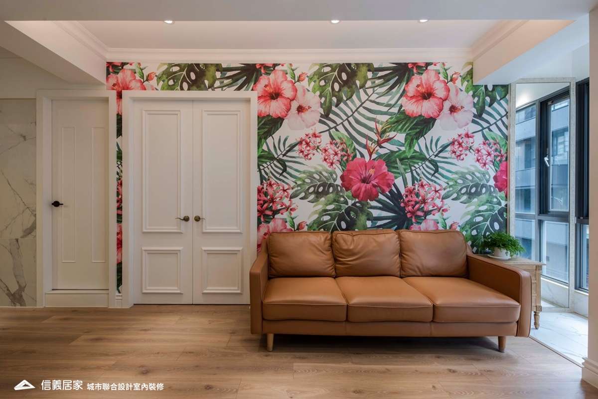 米色客廳室內裝潢設計，包括沙發、壁紙裝潢圖片
