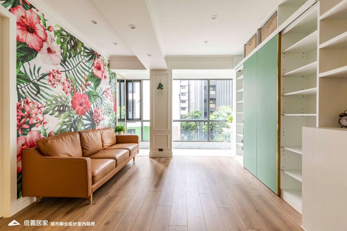 米色客廳室內裝潢設計，包括沙發、收納櫃、壁紙、置物櫃裝潢圖片