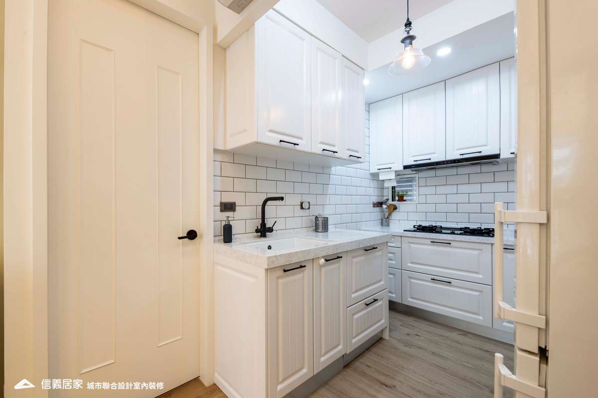 白色開放式廚房室內裝潢設計，包括流理台裝潢圖片