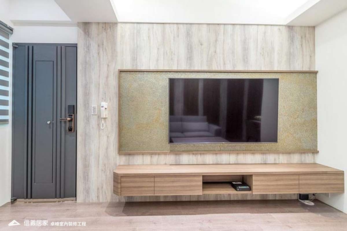 米色客廳室內裝潢設計，包括電視牆、電視櫃裝潢圖片