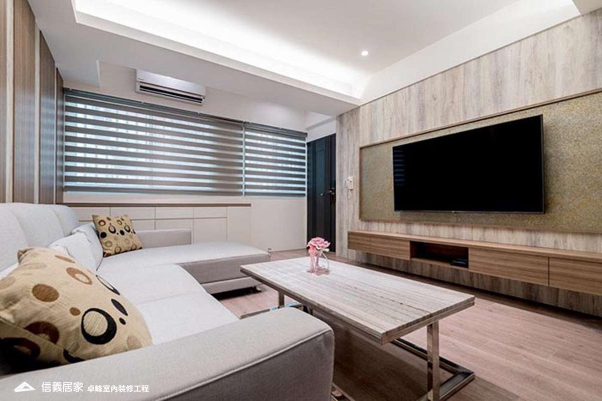 米色客廳室內裝潢設計，包括茶几、電視櫃、L型沙發、百葉窗裝潢圖片