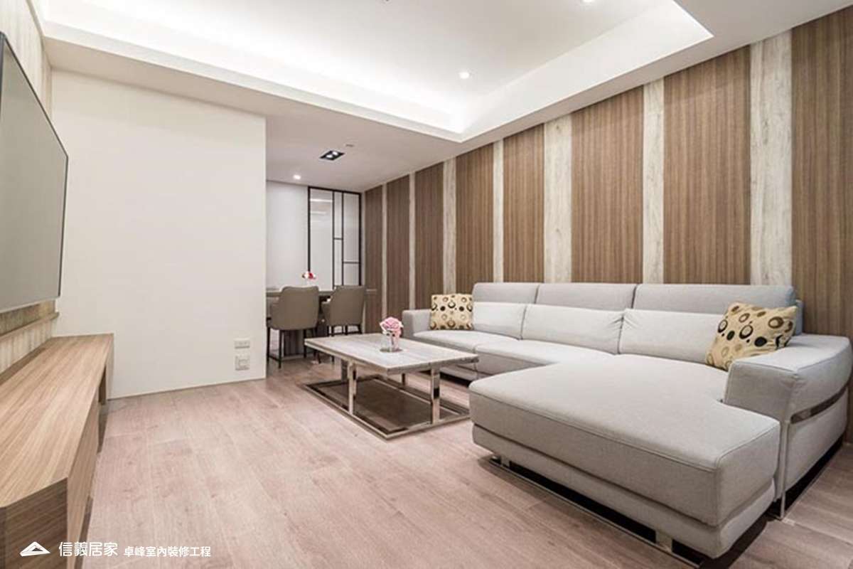 米色客廳室內裝潢設計，包括茶几、電視牆、L型沙發裝潢圖片