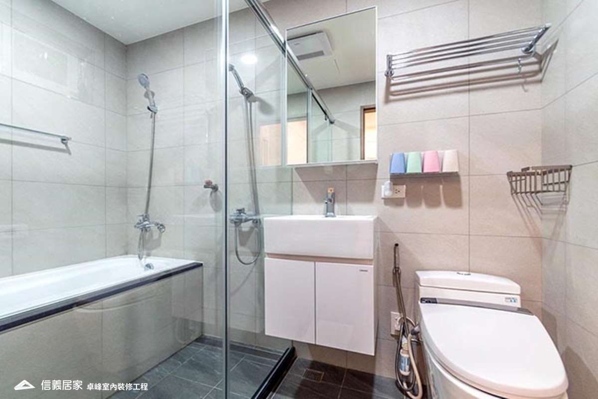 白色乾濕分離室內裝潢設計，包括洗手台、淋浴/花灑、馬桶、浴缸裝潢圖片