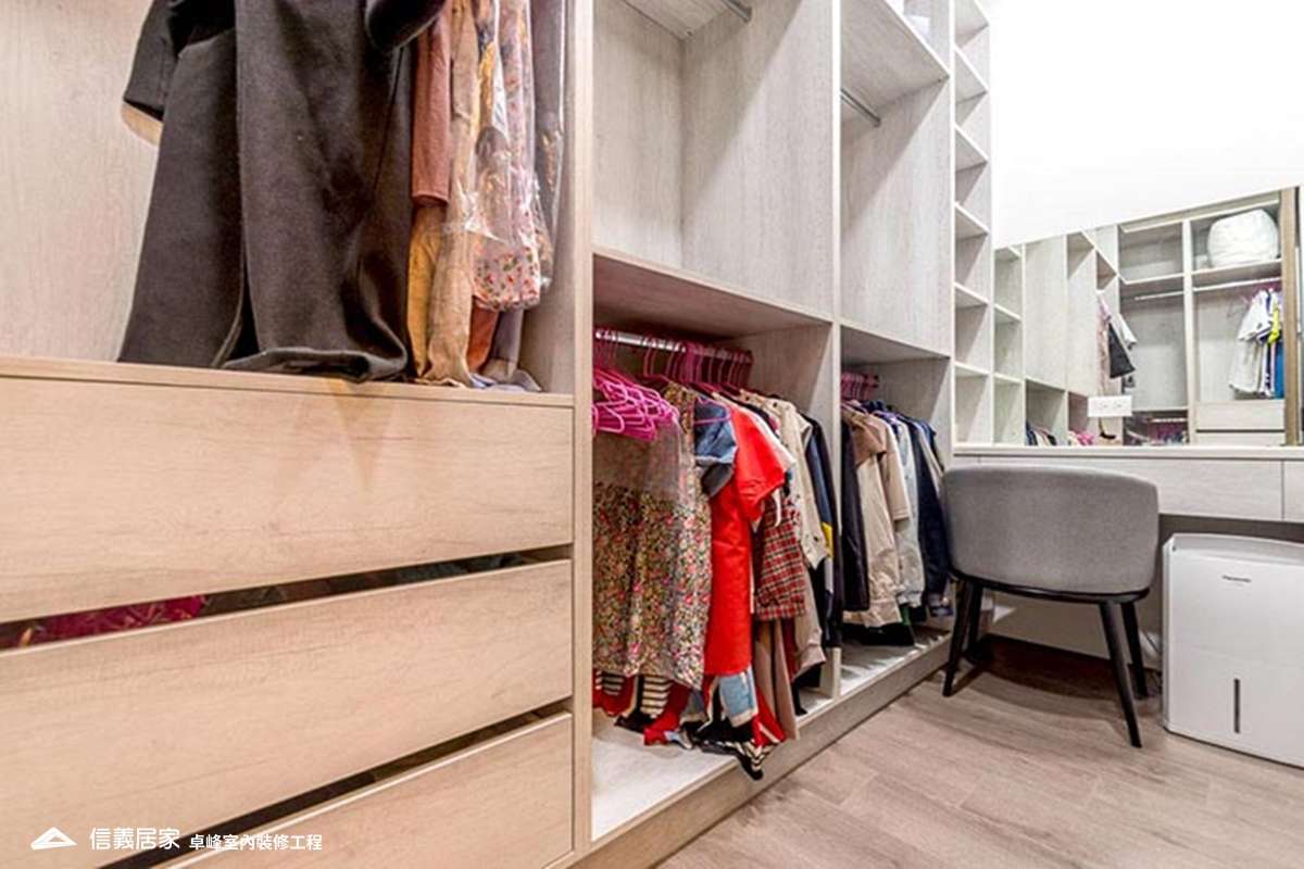 米色更衣室室內裝潢設計，包括收納櫃、置物櫃裝潢圖片