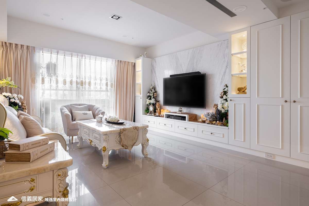 米色客廳室內裝潢設計，包括沙發、茶几、電視牆、電視櫃、大理石牆/檯面裝潢圖片