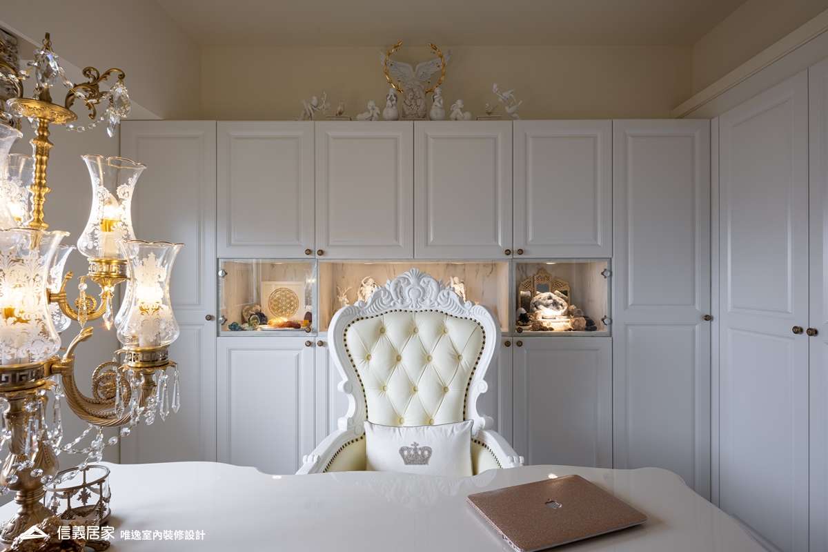 白色書房室內裝潢設計，包括收納櫃、書桌裝潢圖片