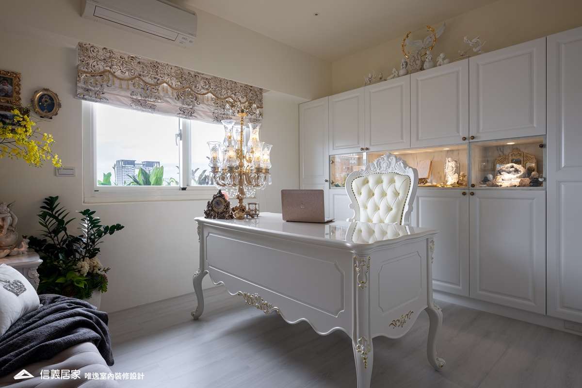 白色書房室內裝潢設計，包括椅子、書桌裝潢圖片