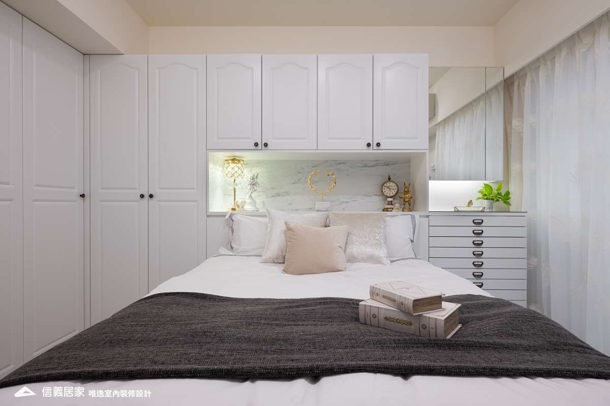白色臥室室內裝潢設計，包括床、收納櫃裝潢圖片