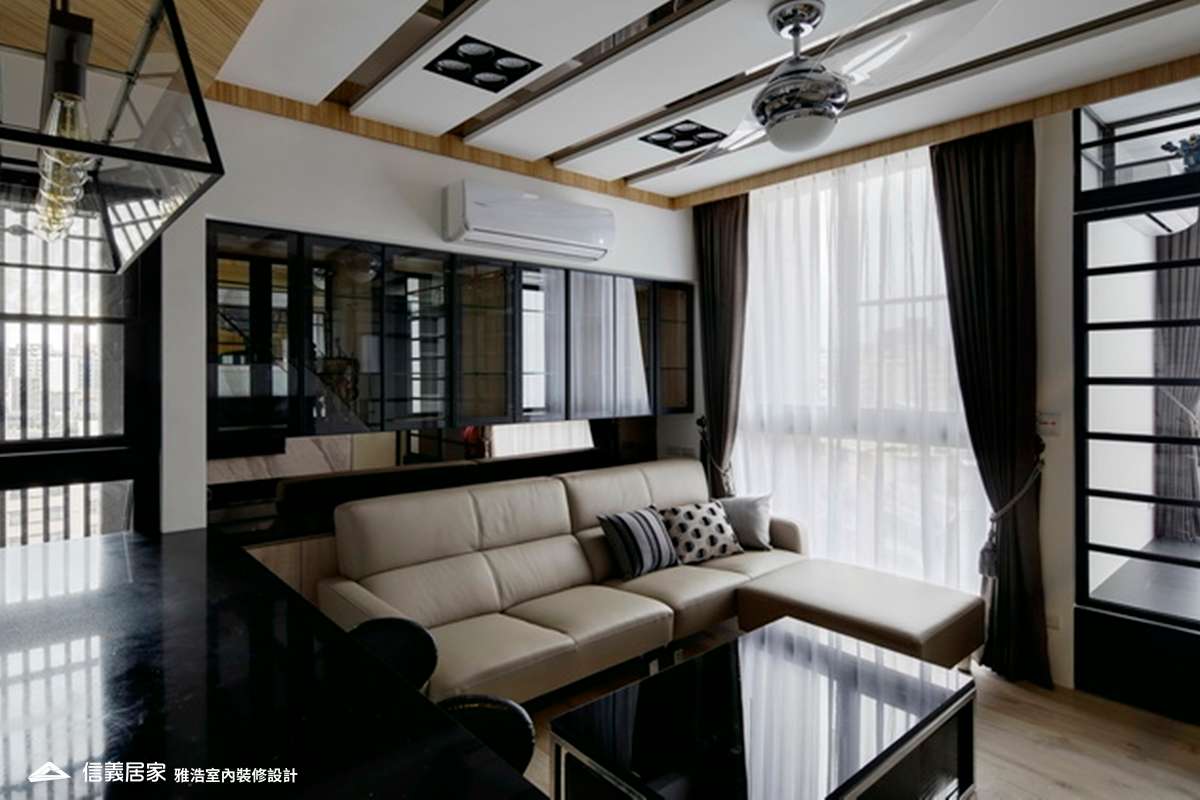 白色客廳室內裝潢設計，包括窗簾、沙發裝潢圖片