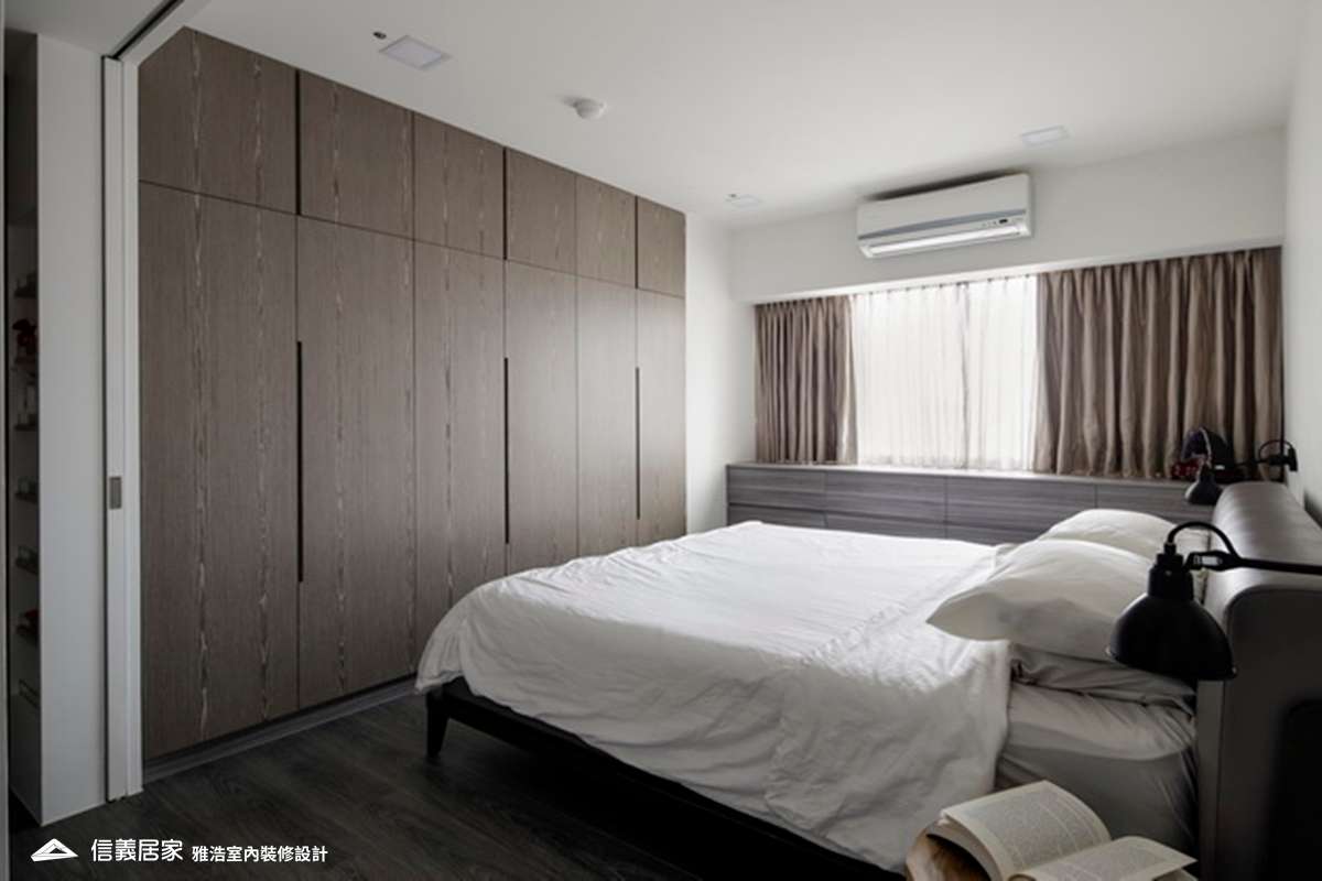 白色臥室室內裝潢設計，包括窗簾、床裝潢圖片