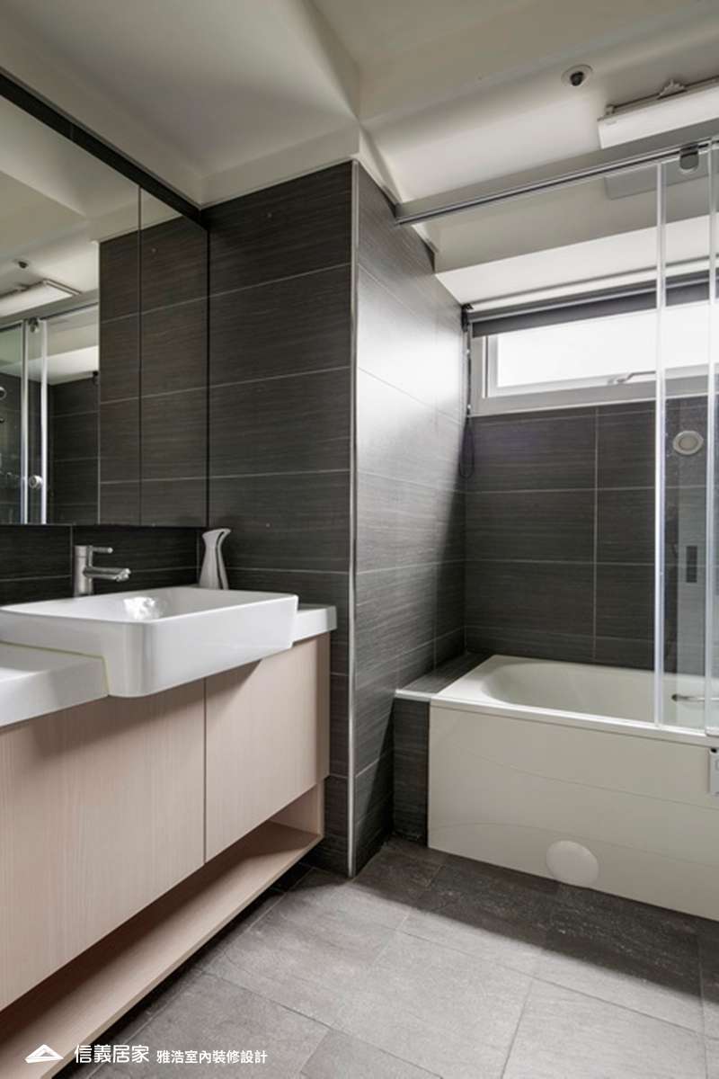白色浴室室內裝潢設計，包括洗手台、浴缸裝潢圖片