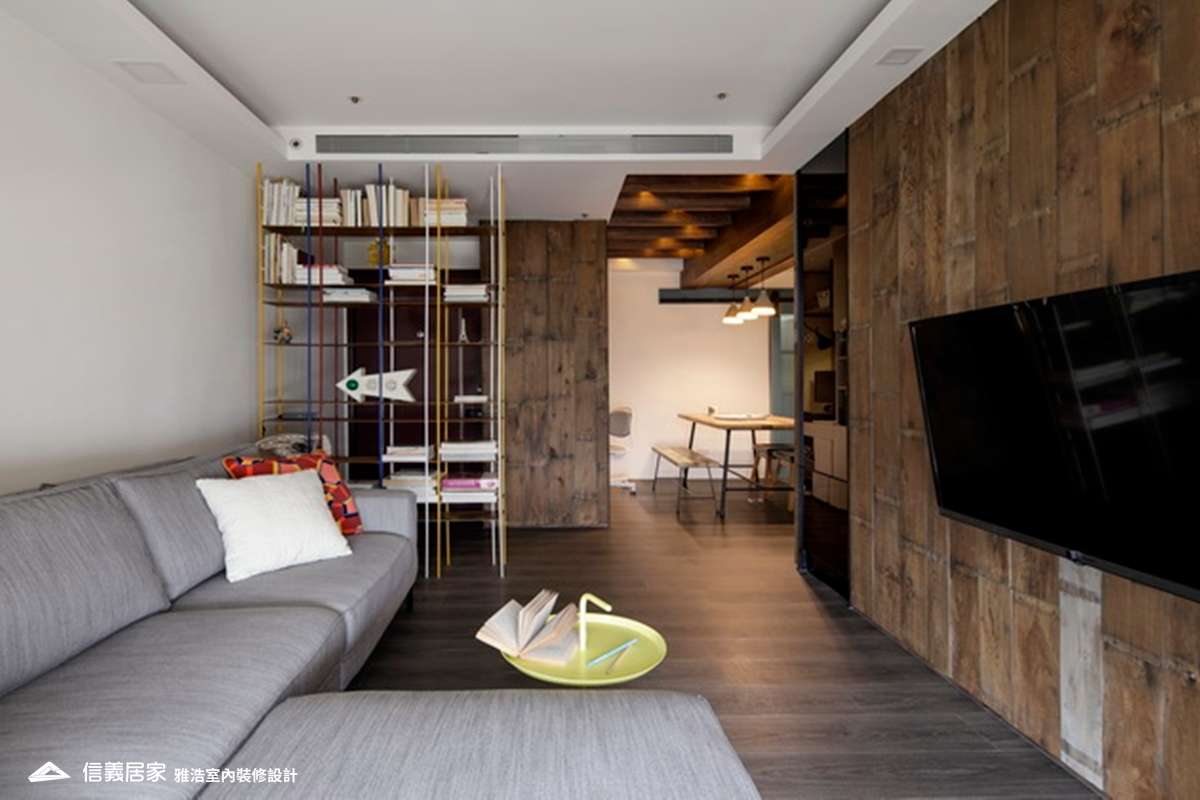 米色客廳室內裝潢設計，包括沙發、電視牆、電視櫃裝潢圖片