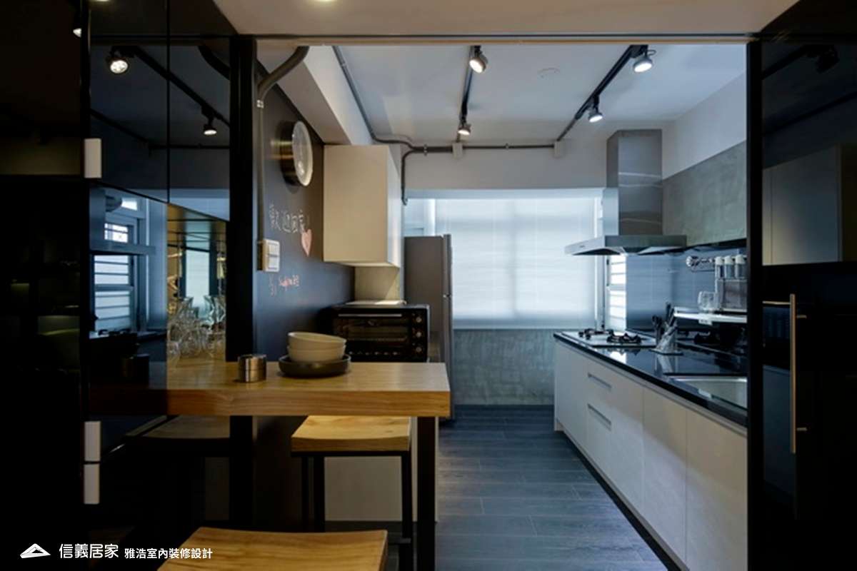 灰色開放式廚房室內裝潢設計，包括餐桌、流理台、餐椅裝潢圖片