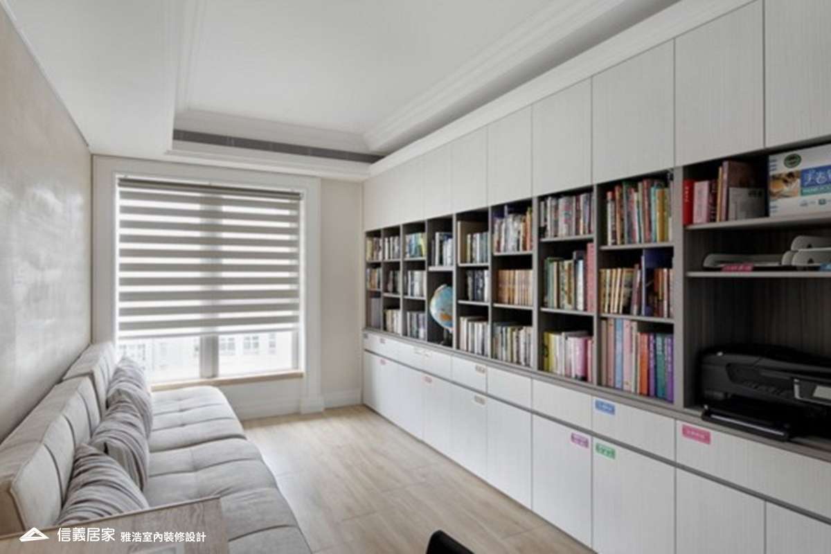 米色書房室內裝潢設計，包括書櫃、置物櫃、百葉窗裝潢圖片