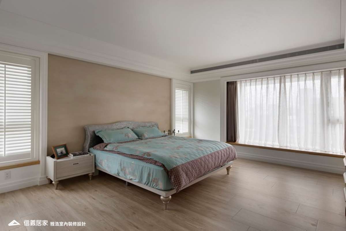 米色臥室室內裝潢設計，包括窗簾、床裝潢圖片