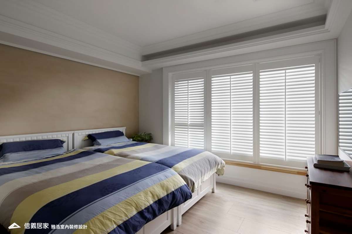 米色臥室室內裝潢設計，包括床、百葉窗裝潢圖片