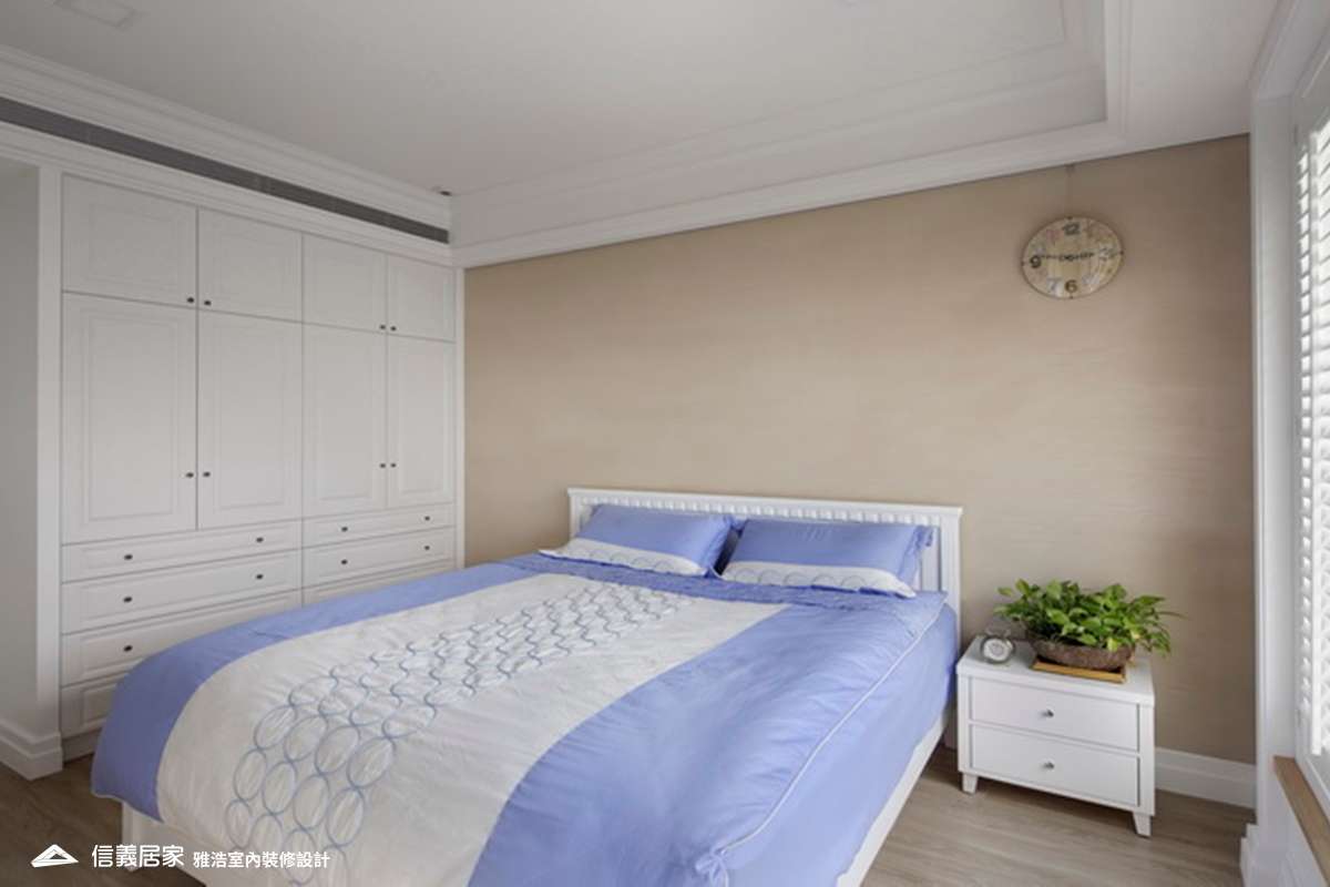 米色臥室室內裝潢設計，包括床、收納櫃、百葉窗裝潢圖片