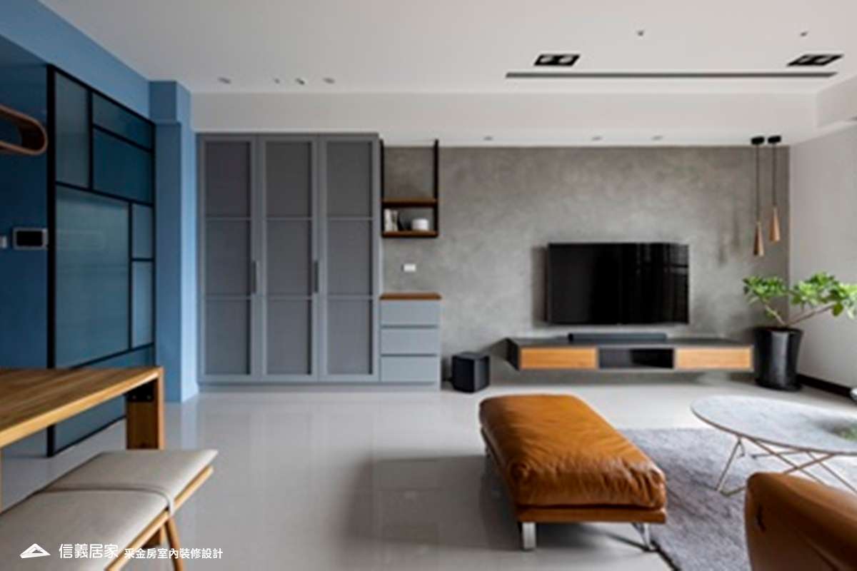 灰色客廳室內裝潢設計，包括茶几、收納櫃、電視牆、電視櫃裝潢圖片
