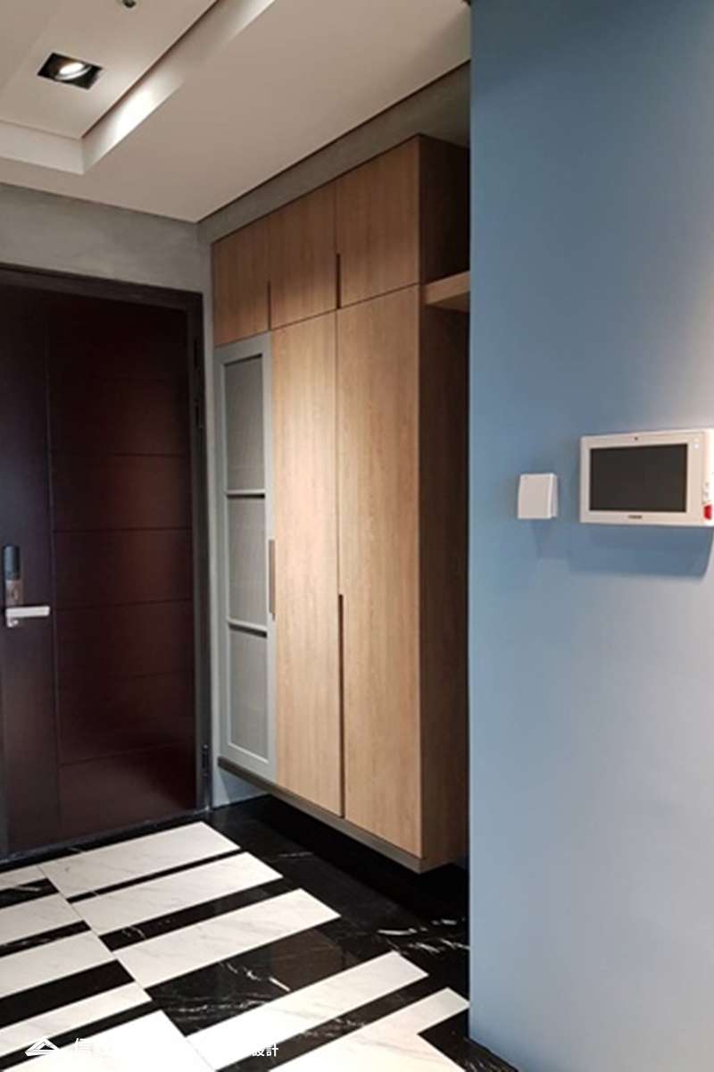 藍色玄關室內裝潢設計，包括收納櫃裝潢圖片