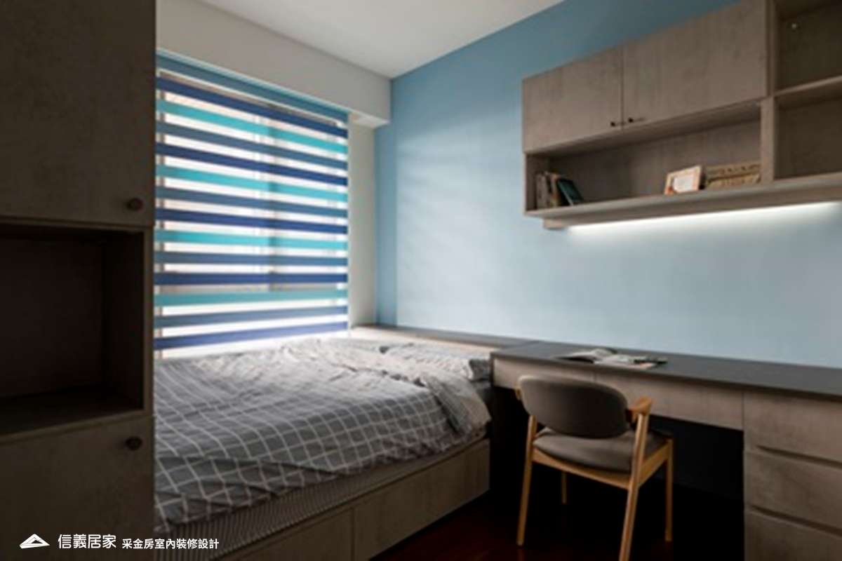 藍色小孩房室內裝潢設計，包括床、書桌、置物櫃、百葉窗裝潢圖片
