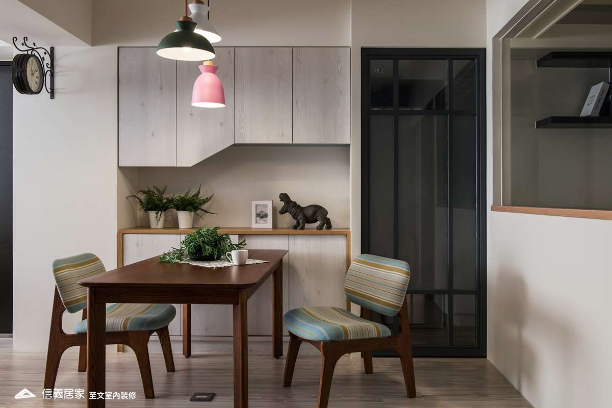米色餐廳室內裝潢設計，包括收納櫃、餐桌、餐椅裝潢圖片