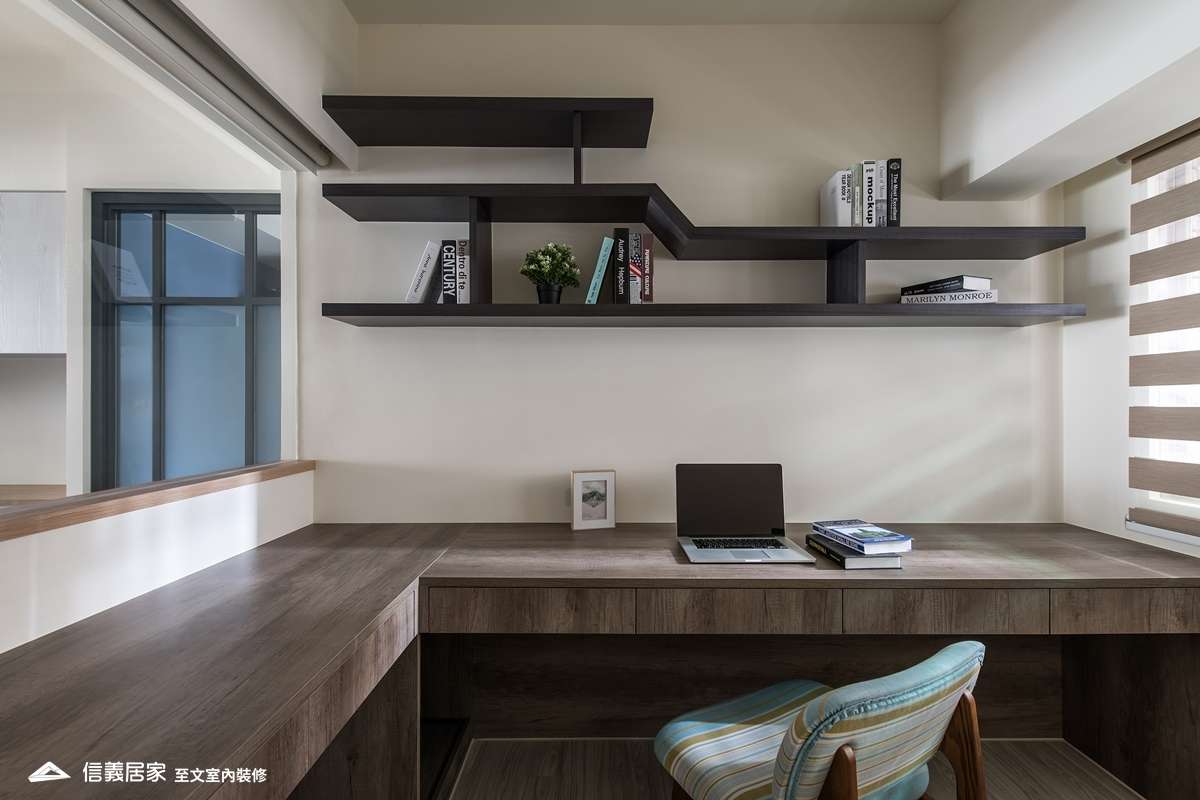 米色書房室內裝潢設計，包括書桌、置物櫃裝潢圖片