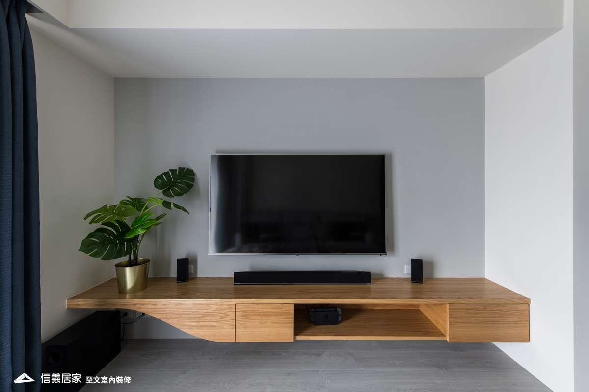 白色客廳室內裝潢設計，包括電視牆、電視櫃裝潢圖片