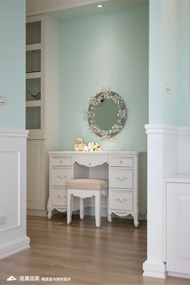 綠色臥室室內裝潢設計，包括鏡子、化妝台裝潢圖片